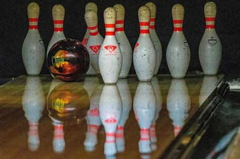 Pittsburgh Area Naturists host Balls Out Bowling naked bowling